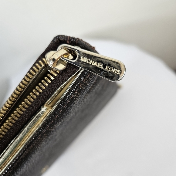 Michael Kors Black and Brown All over Print Leather iPad case Gold tone Hardware - Picture 5 of 6